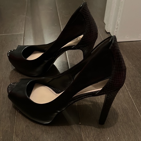 Guess black peep toe heel with cut outs size 8.5 - Picture 3 of 6